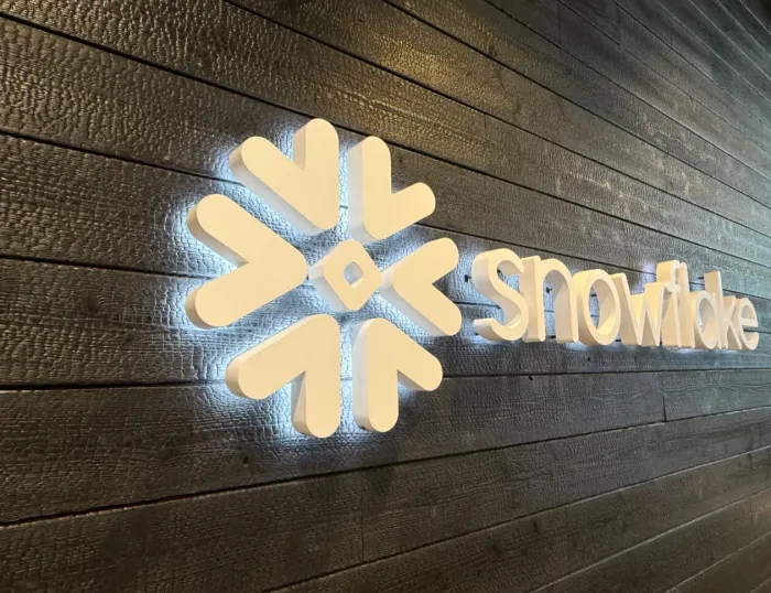 Snowflake Signs $6 Billion AWS Deal as Amazon Gains Ground in AI Infrastructure